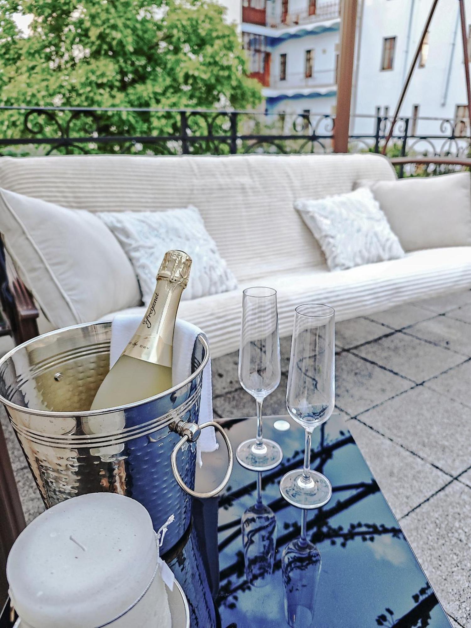 Villa With Hot-Tub, Terrace And Garden, Wenceslass Square Praga Zewnętrze zdjęcie