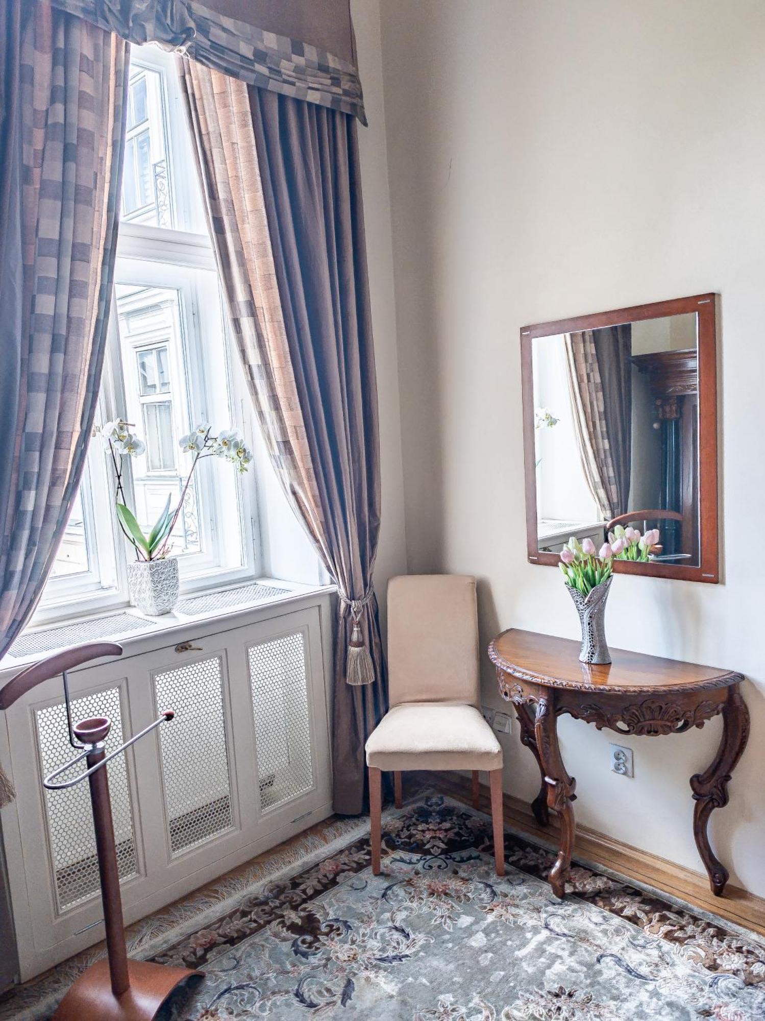 Villa With Hot-Tub, Terrace And Garden, Wenceslass Square Praga Zewnętrze zdjęcie